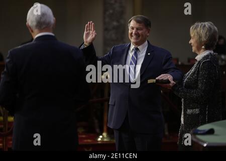 Washington, États-Unis. 03ème janvier 2021. Le sénateur Mike Rounds, un républicain du Dakota du Sud, centre, sourit tout en étant assermenté par le vice-président américain Mike Pence, parti, au Capitole des États-Unis à Washington, DC, le dimanche 3 janvier 2021. Le 117e Congrès commence aujourd'hui avec l'élection du Président de la Chambre et l'administration du serment d'office des législateurs dans les deux chambres, des procédures qui seront modifiées pour tenir compte des précautions Covid-19. Photo de piscine Samuel Corum/UPI crédit: UPI/Alamy Live News Banque D'Images