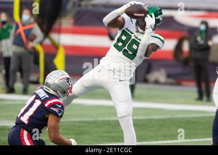 Foxborough, États-Unis. 03ème janvier 2021. New York Jets Tight End Chris Herndon (89) fait une réception de 21 yards au deuxième trimestre contre les New England Patriots au stade Gillette de Foxborough, Massachusetts, le dimanche 3 janvier 2021. Photo par Matthew Healey/UPI crédit: UPI/Alay Live News Banque D'Images