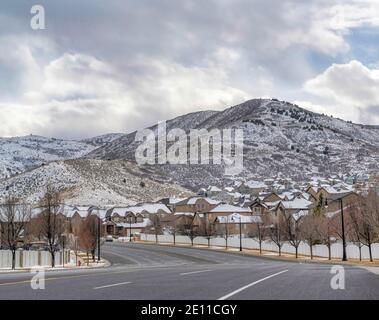 Quartier de Utah Valley avec vues panoramiques sur la montagne enneigée et ciel nuageux Banque D'Images