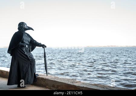 médecin de peste dans une ville vide sur une marina vide Banque D'Images