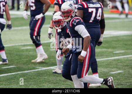 Foxborough, États-Unis. 03ème janvier 2021. Le quarterback Cam Newton (R) des Patriots de la Nouvelle-Angleterre et le retour de James White Celebrate After White ont marqué lors d'une réception de touchdown de sept yards dans le premier trimestre contre les New York Jets au stade Gillette de Foxborough, Massachusetts, le dimanche 3 janvier 2021. Photo par Matthew Healey/UPI crédit: UPI/Alay Live News Banque D'Images