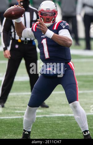 Foxborough, États-Unis. 03ème janvier 2021. Le quarterback des Patriots de la Nouvelle-Angleterre Cam Newton (1) jette un col dans le premier trimestre contre les Jets de New York au stade Gillette à Foxborough, Massachusetts, le dimanche 3 janvier 2021. Photo par Matthew Healey/UPI crédit: UPI/Alay Live News Banque D'Images