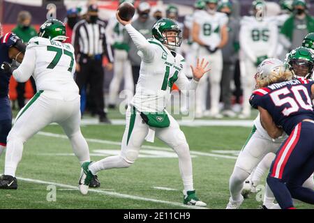 Foxborough, États-Unis. 03ème janvier 2021. Le quarterback des New York Jets Sam Darnold (14) jette une passe dans le deuxième trimestre contre les New England Patriots au stade Gillette à Foxborough, Massachusetts, le dimanche 3 janvier 2021. Photo par Matthew Healey/UPI crédit: UPI/Alay Live News Banque D'Images