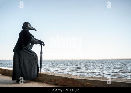 médecin de peste dans une ville vide sur une marina vide Banque D'Images