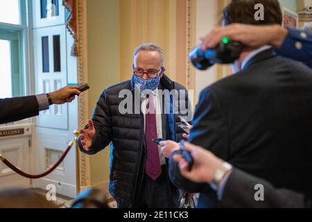 Washington, États-Unis. 03ème janvier 2021. Le chef de la minorité sénatoriale Charles Schumer, D-NY, discute avec des reporters à Capitol Hill alors que les deux chambres tiennent des sessions pour ouvrir le nouveau 117e Congrès le 3 janvier 2021 à Washington DC. Photo par Ken Cedeno/Sipa USA crédit: SIPA USA/Alay Live News Banque D'Images