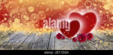 Deux coeurs et roses sur fond de bois et bokeh jaune pour la Saint-Valentin. Un arrière-plan romantique et abstrait. Banque D'Images