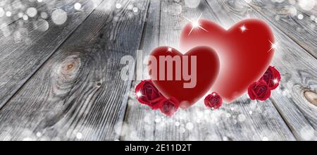 Deux coeurs et roses sur fond de bois et bokeh blanc pour la Saint-Valentin. Un arrière-plan romantique et abstrait. Banque D'Images