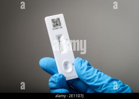 Test du coronavirus à l'aide d'un dispositif à flux latéral, le test montre un résultat négatif, le patient n'a pas de coronavirus. Banque D'Images