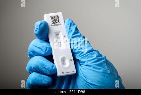 Test du coronavirus à l'aide d'un dispositif à flux latéral, le test montre un résultat positif, le patient a le coronavirus. Banque D'Images