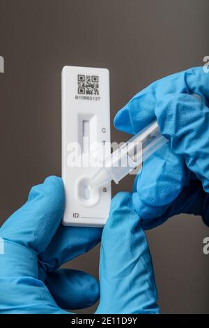 Test du coronavirus à l'aide d'un kit de test du dispositif de débit latéral. Banque D'Images