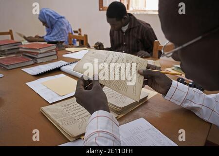 Afrique /MALI /Tombouctou/la restauration des manuscrits de la Bibliothèque commémorative Mamma Haidara à Tombouctou. Banque D'Images