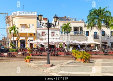 Saint-Domingue, République Dominicaine - 11 janvier 2017: Restaurants et maisons locaux à la Plaza de Espana, vue sur la rue avec les gens ordinaires Banque D'Images