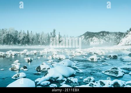 Les blocs d'eau froide sont couverts de neige. Rivière d'hiver le matin givré. Banque D'Images