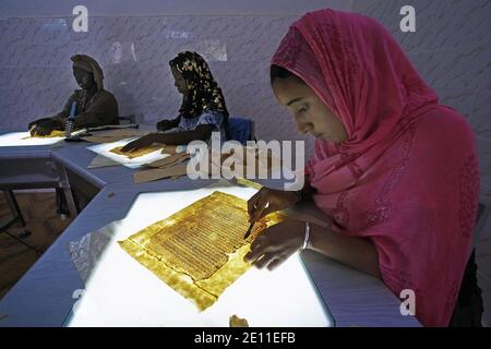 La restauration de manuscrits dans la bibliothèque privée Mamma Haidara à Tombouctou, Mali, Afrique de l'Ouest. Banque D'Images