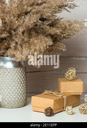 Ensemble de pampas en herbe moderne et élégant dans un vase en céramique. Art déco, cadeau Boho pour anniversaire, anniversaire, fête des mères. Banque D'Images