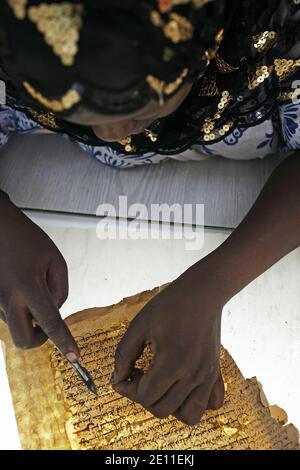 Spécialistes de la conservation travaillant sur la restauration des manuscrits dans la bibliothèque privée Mamma Haidara à Tombouctou, Mali, Afrique de l'Ouest. Banque D'Images
