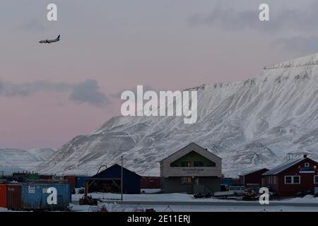 Hiver sombre sur Svalbard. Montagnes et maisons au crépuscule à Longyearbyen en février, Spitsbergen, Svalbard, Norvège Banque D'Images