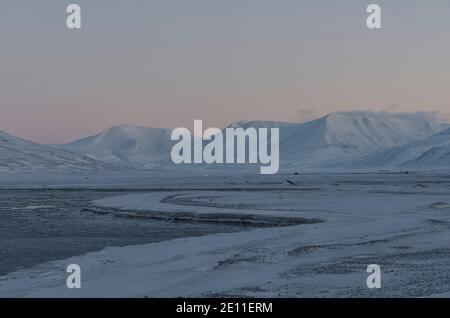 Hiver sombre sur Svalbard. Crépuscule sur les montagnes à Adventdalen en février, Longyearbyen, Spitsbergen, Svalbard, Norvège Banque D'Images