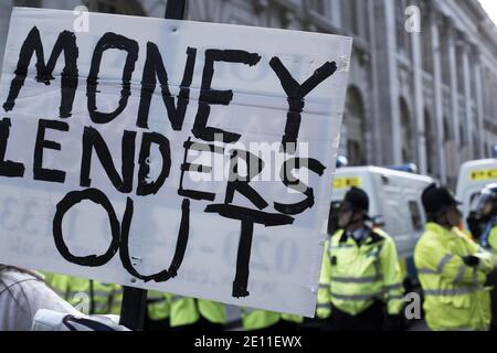 GRANDE-BRETAGNE / Angleterre / Londres / signe de protestation 'Money prêteurs out ' le 28 mars 2009 à Londres, Angleterre. La marche « mettre les gens d'abord » prévoit de passer à ma Banque D'Images