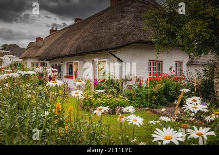 Adare, Irlande. Gîte de chaume dans le village pittoresque d'Adare, Co. Limerick plein de fleurs dans le jardin avant 2019 Irlande, Europe Banque D'Images