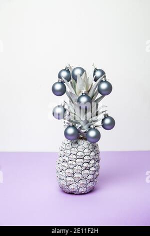 Ananas blanc décoré de boules de Noël sur blanc Banque D'Images