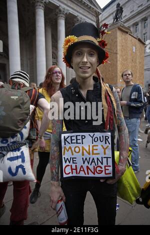 GRANDE-BRETAGNE / Angleterre / Londres / manifestant à l'extérieur de Royal Exchange lors des manifestations du G20 dans la City de Londres le 1er avril 2009 à Londres, en Angleterre Banque D'Images