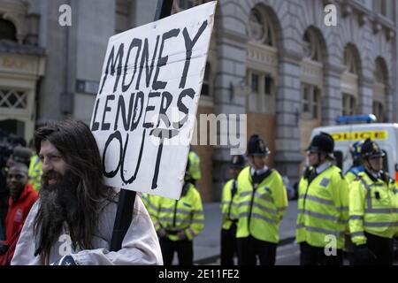 GRANDE-BRETAGNE / Angleterre / Londres / Un homme proteste contre les actions des banquiers lors de G20 manifestations dans la ville de Londres sur 1 avril 2009 . Banque D'Images