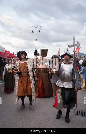 VILLAVICIOSA, ESPAGNE - 28 août 2018 : une récréation du débarquement de Charles V en Espagne. Marche de Charles I d'Espagne et V du Saint Empire romain par Banque D'Images