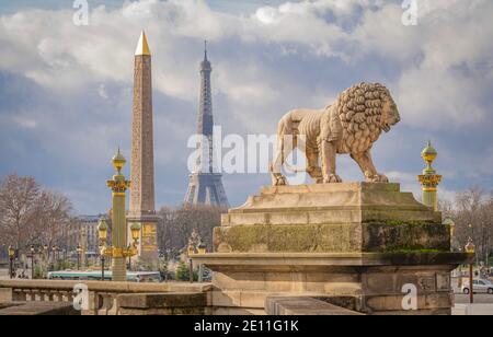 Paris, France - 12 30 2020 : vue sur l'Obélisque de Louxor, la sculpture du lion et la tour Eiffel depuis la place de la Concorde Banque D'Images