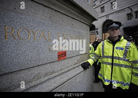 GRANDE-BRETAGNE / Angleterre / Londres / la police protège le Royal Exchange lors des manifestations de G20 dans la ville de Londres sur 1 avril 2009 à Londres, Royaume-Uni. Banque D'Images