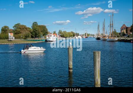 Bateaux à voile dans le port de Greifswald, Mecklembourg Vorpommern, Allemagne Banque D'Images