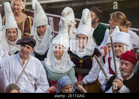 VILLAVICIOSA, ESPAGNE - 28 août 2018 : une récréation du débarquement de Charles V en Espagne. Écouter le discours de Charles I d'Espagne et V de la Ho Banque D'Images