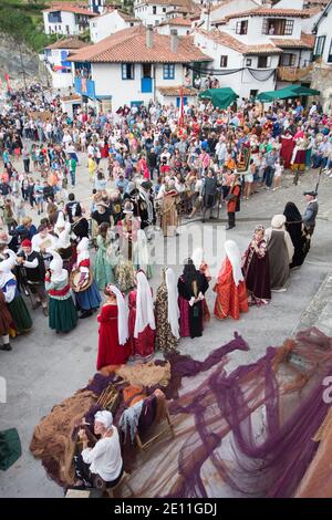 VILLAVICIOSA, ESPAGNE - 28 août 2018: Une récréation du débarquement de Charles V en Espagne.carte générale du port de pêche qui a accueilli Charles I d'Espagne et Banque D'Images