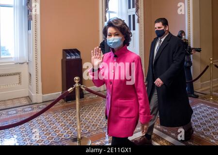 Washington, États-Unis d'Amérique. 03ème janvier 2021. La secrétaire aux Transports des États-Unis, Elaine Chao, se rend au bureau de son mari, le chef de la majorité au Sénat des États-Unis Mitch McConnell (républicain du Kentucky), au Capitole des États-Unis alors que le 117e Congrès se réunit à Washington, DC, le dimanche 3 janvier 2021. Credit: Rod Lamkey/CNP | usage dans le monde crédit: dpa/Alay Live News Banque D'Images