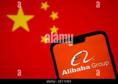 Stafford, Royaume-Uni - janvier 3 2021 : logo Alibaba sur une silhouette de smartphone et drapeau flou de la Chine. Concept pour le gouvernement et la technologie g Banque D'Images