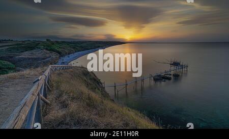 Coucher de soleil sur la mer Adriatique - Trabocco de Punta Aderci - Vasto - Italie - Réserve naturelle Banque D'Images