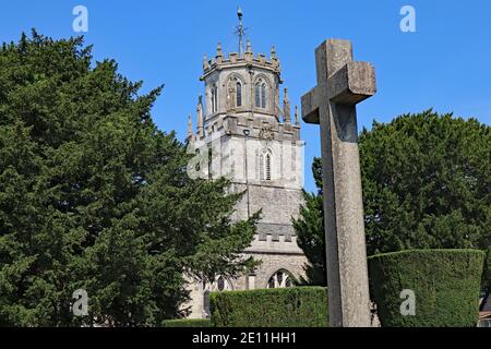 Une croix se trouve en face du village de Colyton Dans Devon Banque D'Images