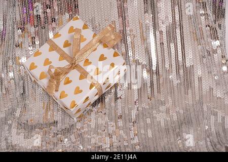 petit cadeau avec coeurs sur fond d'argent. haute qualité Banque D'Images