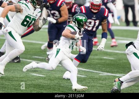 Foxborough, États-Unis. 03ème janvier 2021. Braxton Berrios (10), grand receveur des New York Jets, charge sur le terrain lors d'une réception au deuxième trimestre contre les New England Patriots au stade Gillette de Foxborough, Massachusetts, le dimanche 3 janvier 2021. Les Patriots ont vaincu les Jets 28-14. Photo par Matthew Healey/UPI crédit: UPI/Alay Live News Banque D'Images