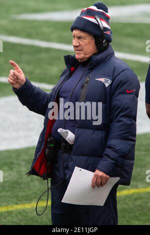 Foxborough, États-Unis. 03ème janvier 2021. Bill Belichick, entraîneur-chef des Patriots de la Nouvelle-Angleterre, parle à l'un de ses joueurs (non représenté) au deuxième trimestre contre les Jets de New York au stade Gillette à Foxborough, Massachusetts, le dimanche 3 janvier 2021. Photo par Matthew Healey/UPI crédit: UPI/Alay Live News Banque D'Images