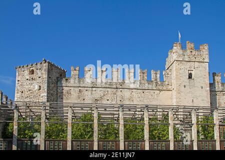 Le château Scaliger, le site de Torri Del Benaco a été construit au Moyen Age, le Limonaia, également Lemon Greenhouse a été construit au XVIIIe siècle. Banque D'Images