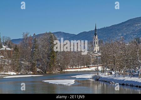 Isar avec l'église paroissiale de Bad Tölz en hiver Banque D'Images