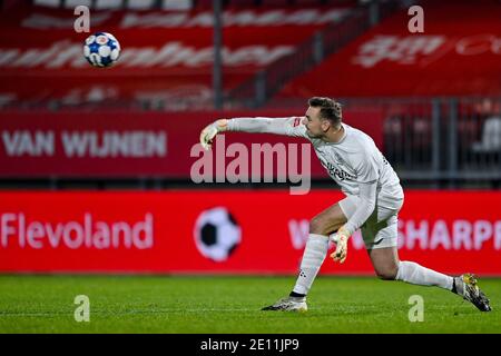 ALMERE, PAYS-BAS - 2 JANVIER: G-R: Gardien de but Michael Woud du FC de la ville d'Almere pendant le match hollandais de Keukenkampioenie entre le FC de la ville d'Almere disquan Banque D'Images