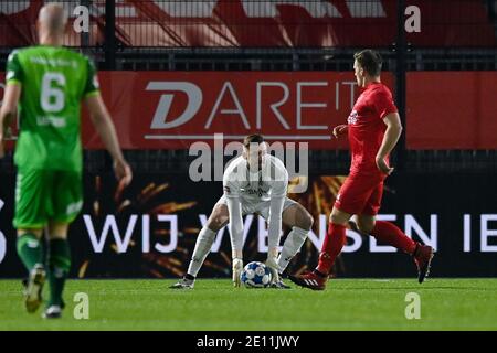 ALMERE, PAYS-BAS - 2 JANVIER: G-R: Gardien de but Michael Woud du FC de la ville d'Almere pendant le match hollandais de Keukenkampioenie entre le FC de la ville d'Almere disquan Banque D'Images