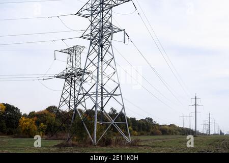 Ligne de transmission haute tension. Tour de puissance haute tension et paysage de la nature au jour. Banque D'Images