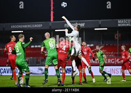 ALMERE, PAYS-BAS - 2 JANVIER: G-R: Gardien de but Michael Woud du FC de la ville d'Almere pendant le match hollandais de Keukenkampioenie entre le FC de la ville d'Almere disquan Banque D'Images
