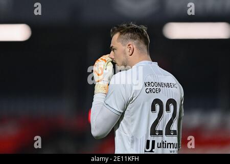 ALMERE, PAYS-BAS - 2 JANVIER: G-R: Gardien de but Michael Woud du FC de la ville d'Almere pendant le match hollandais de Keukenkampioenie entre le FC de la ville d'Almere disquan Banque D'Images