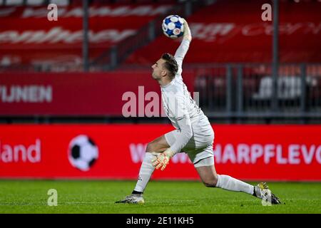 ALMERE, PAYS-BAS - 2 JANVIER: G-R: Gardien de but Michael Woud du FC de la ville d'Almere pendant le match hollandais de Keukenkampioenie entre le FC de la ville d'Almere disquan Banque D'Images