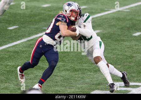 Foxborough, États-Unis. 03ème janvier 2021. Gunner Olszewski (80), grand receveur des Patriots de la Nouvelle-Angleterre, est renversé par les New York Jets Corner back Lamar Jackson (38) lors d'une réception dans le troisième trimestre au stade Gillette à Foxborough, Massachusetts, le dimanche 3 janvier 2021. Les Patriots ont vaincu les Jets 28-14. Photo par Matthew Healey/UPI crédit: UPI/Alay Live News Banque D'Images