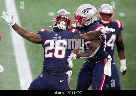 Foxborough, États-Unis. 03ème janvier 2021. Les Patriots de la Nouvelle-Angleterre qui ont fait la course de retour chez Sony Michel (26) célèbrent sa réception de 31 yards qui a fait la course de retour chez James White (28) au quatrième trimestre contre les New York Jets au stade Gillette de Foxborough, Massachusetts, le dimanche 3 janvier 2021. Les Patriots ont vaincu les Jets 28-14. Photo par Matthew Healey/UPI crédit: UPI/Alay Live News Banque D'Images